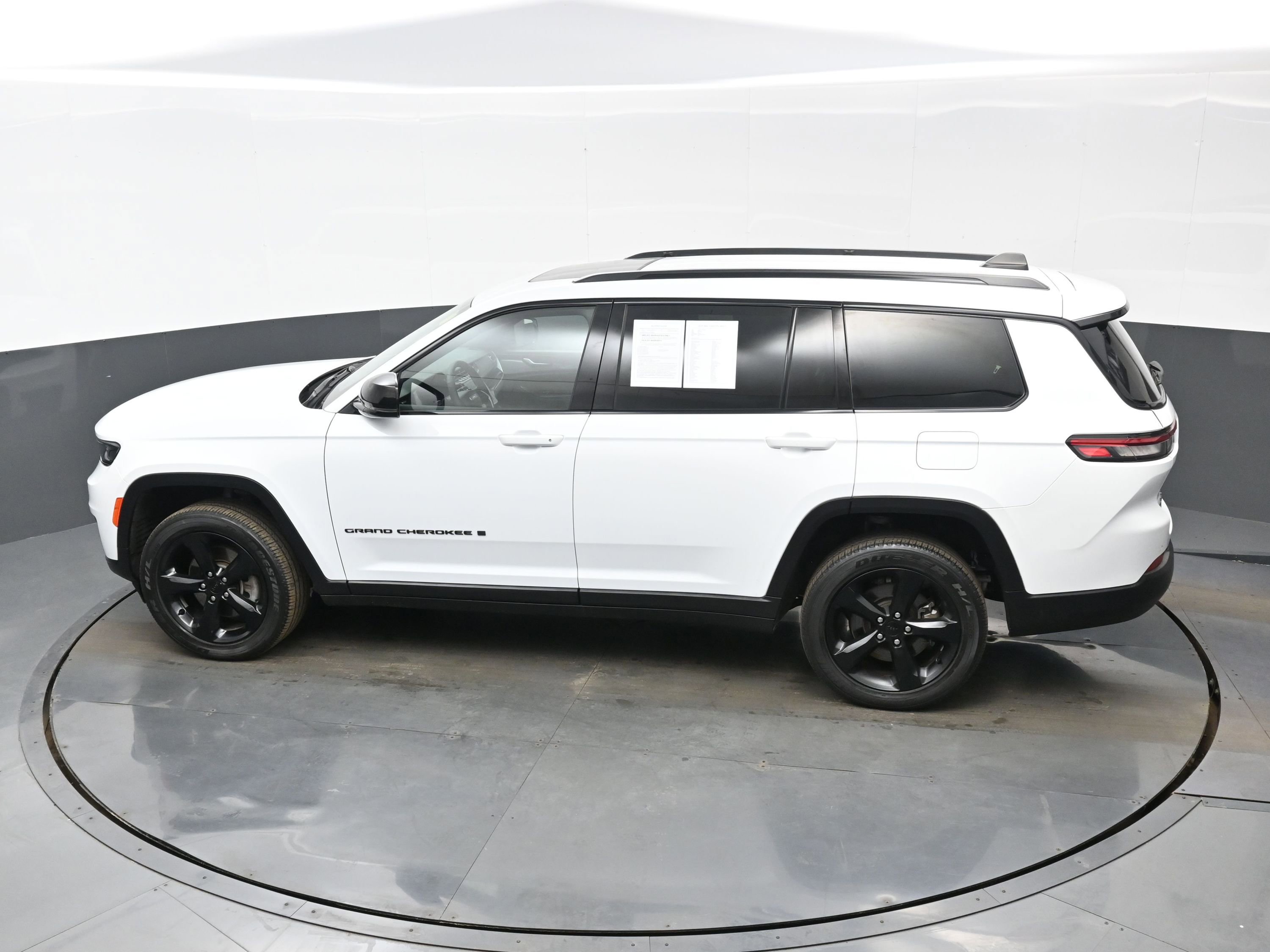 Used 2023 Jeep Grand Cherokee L Laredo image 35