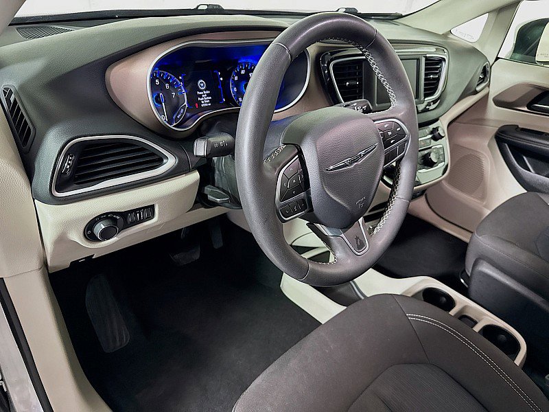 Used 2023 Chrysler Voyager LX image 9