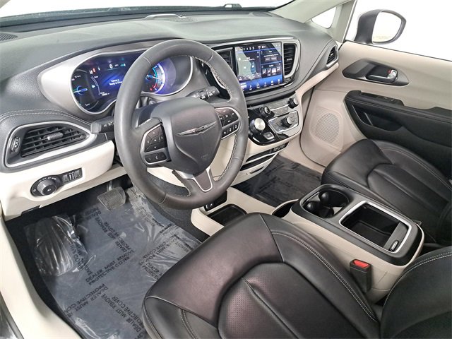 Used 2023 Chrysler Pacifica Touring-L image 17