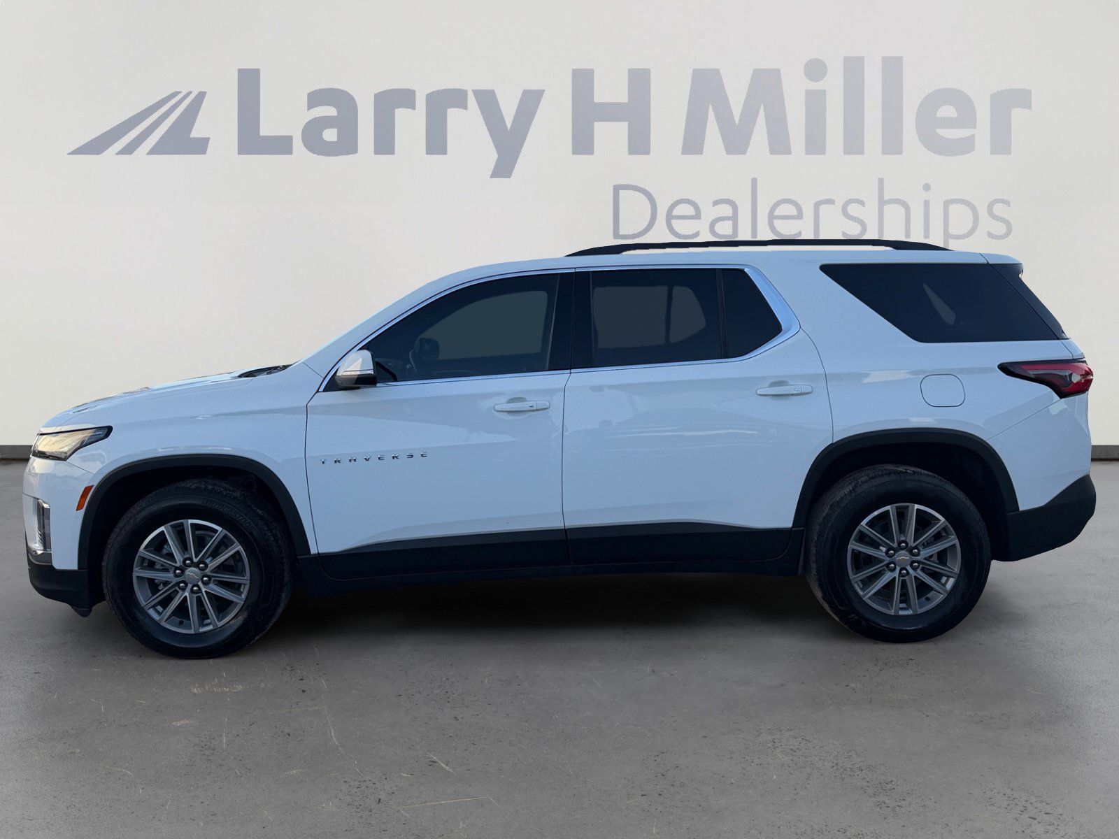 Used 2022 Chevrolet Traverse LT FWD image 2
