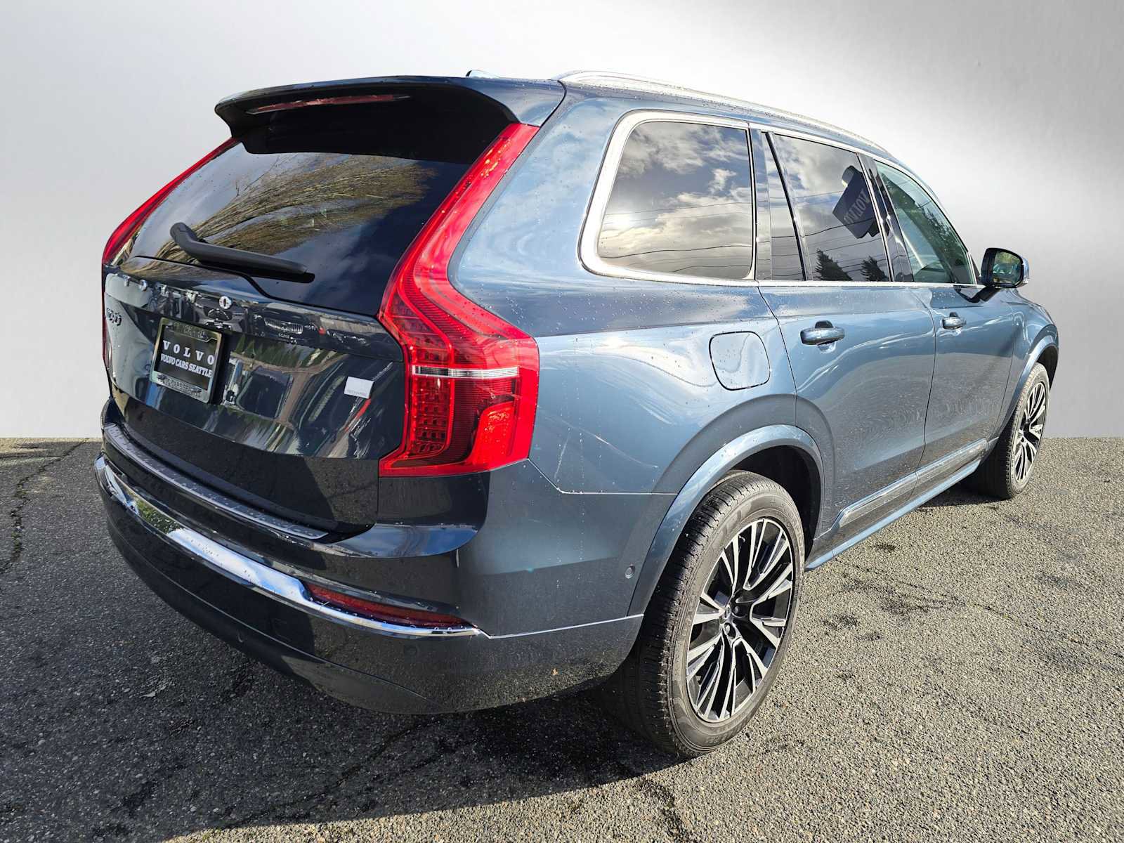 Certified 2024 Volvo XC90 T8 Plus w/ Protection Package Premier image 3