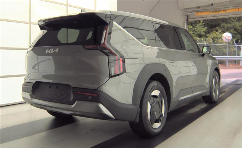 Used 2024 Kia EV9 Light Long Range RWD image 10