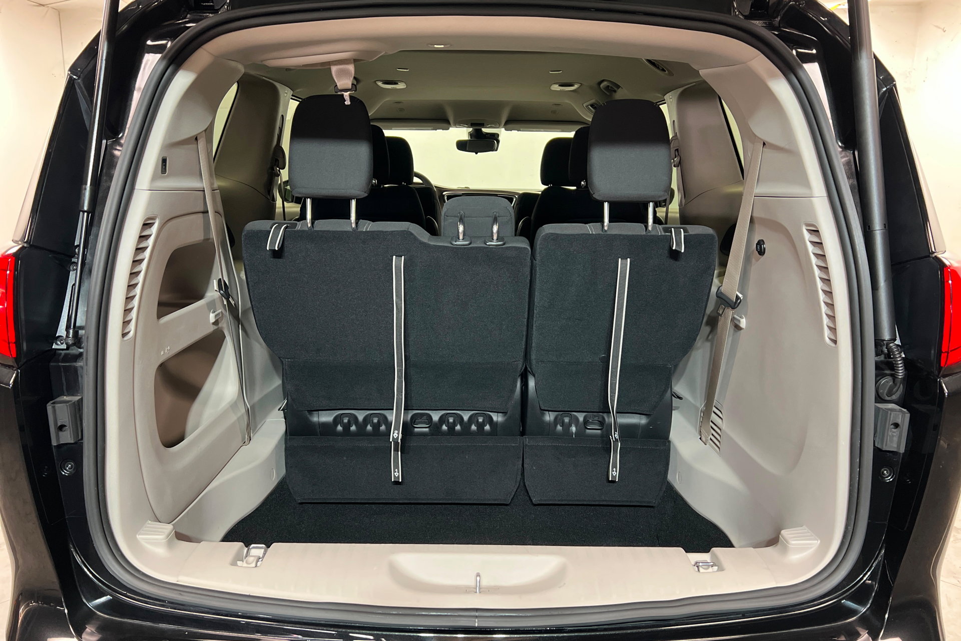 Certified 2023 Chrysler Voyager LX image 22