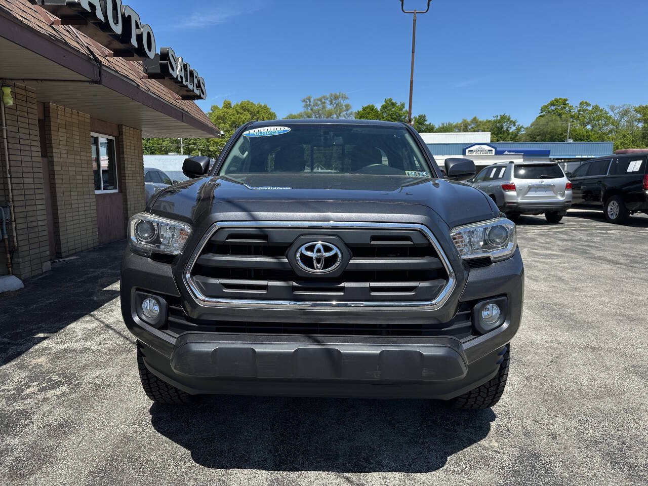 Used 2017 Toyota Tacoma SR5 w/ Tow Package AWD/4WD image 6