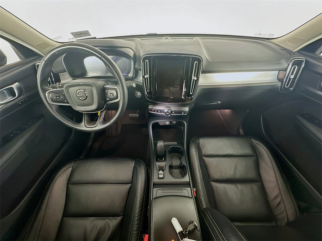 Used 2022 Volvo XC40 T4 Momentum image 10
