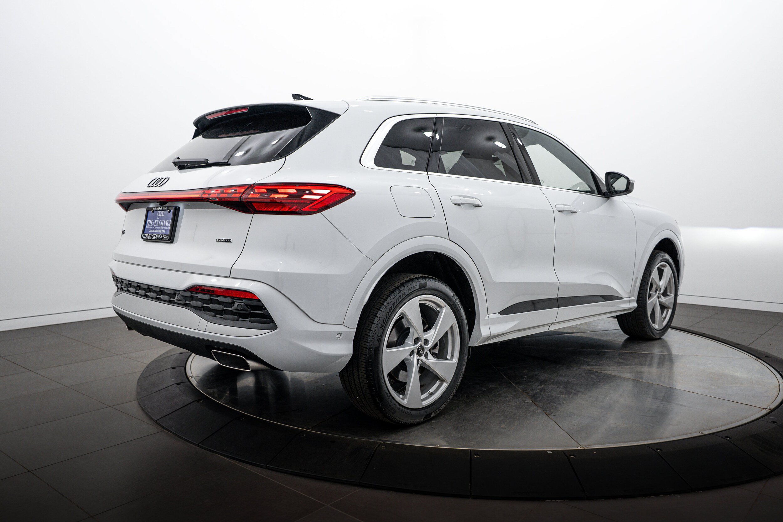 Used 2025 Audi Q5 Premium Plus w/ Premium Plus AWD/4WD image 4