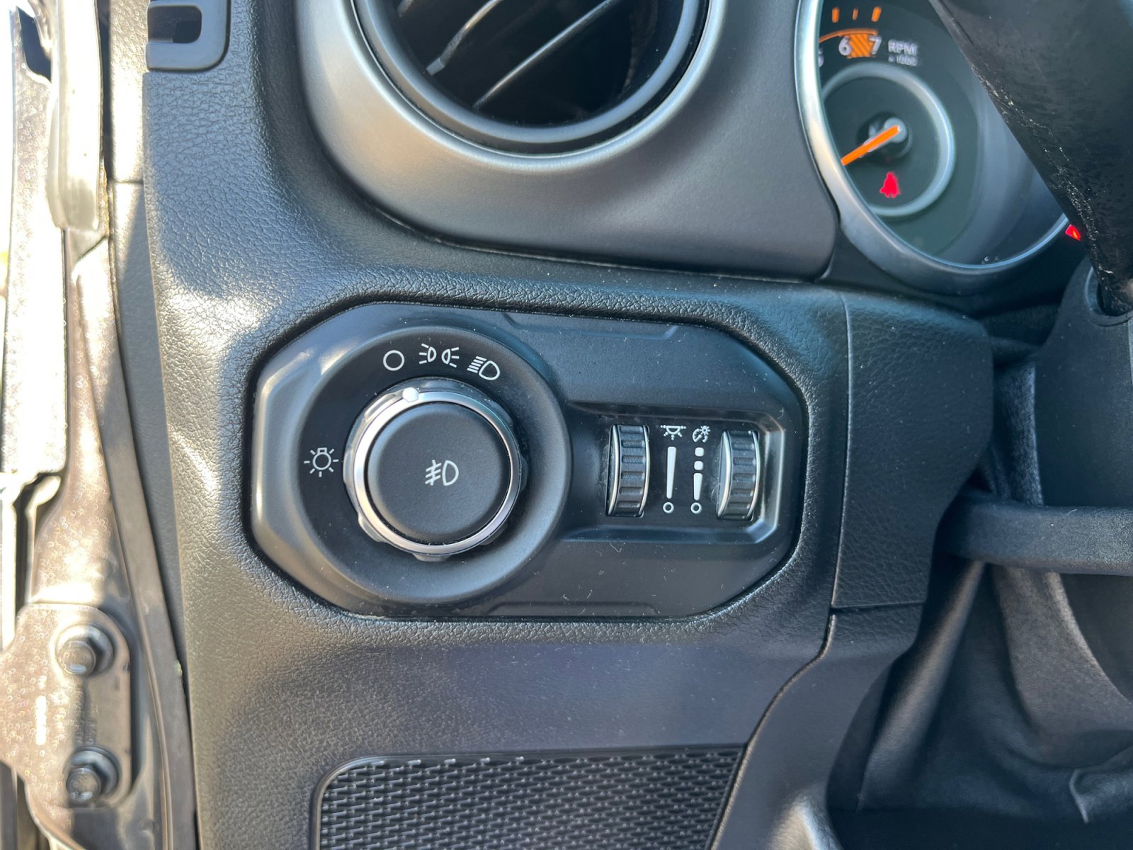 Used 2018 Jeep Wrangler Unlimited Sport image 33