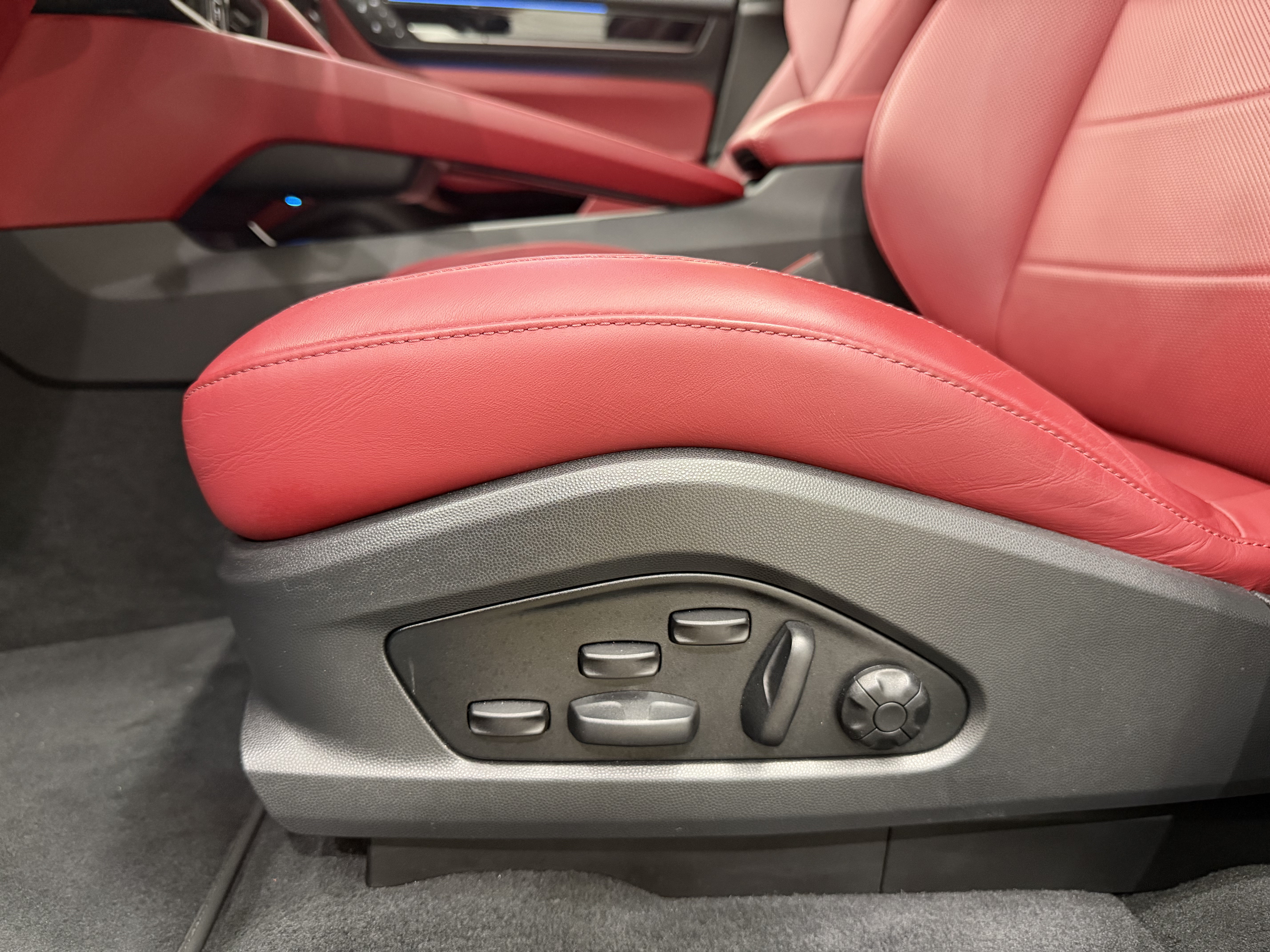 Used 2025 Porsche Macan 4S Electric AWD/4WD image 34