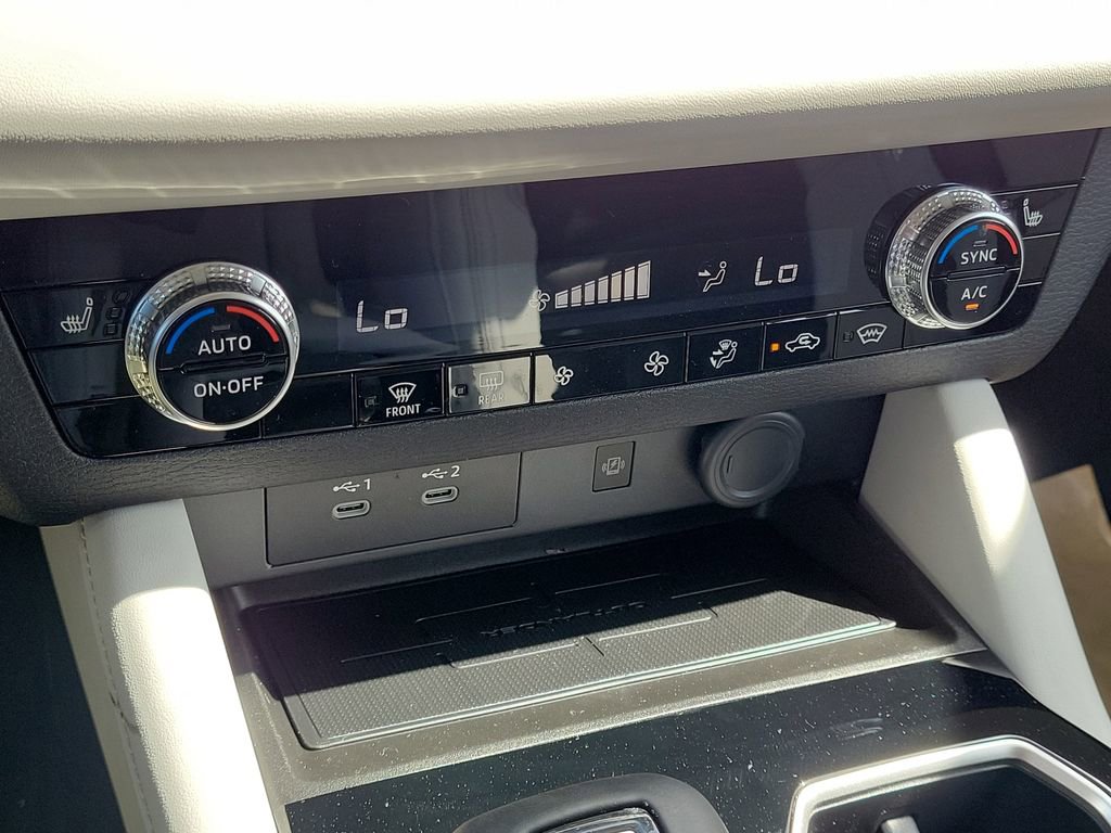 New 2025 Mitsubishi Outlander SE image 21