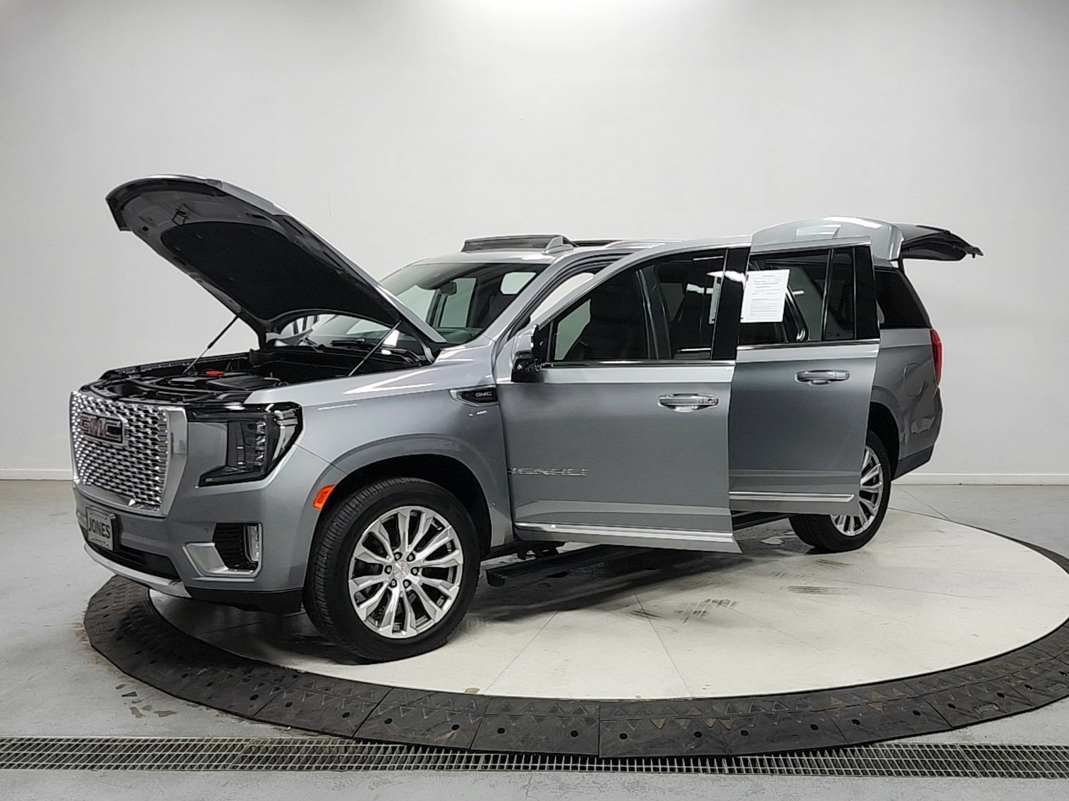Used 2023 GMC Yukon XL Denali RWD image 11