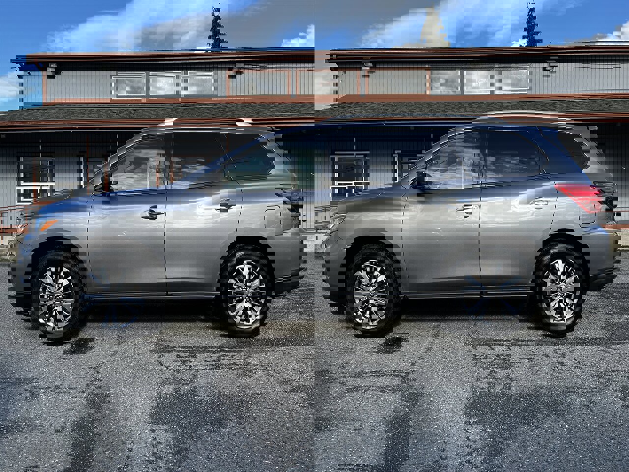 Used 2020 Nissan Pathfinder SV image 2