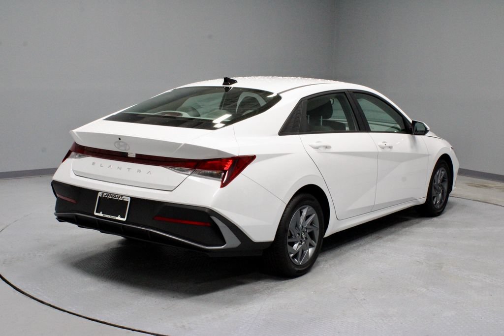Used 2024 Hyundai Elantra SEL FWD image 11