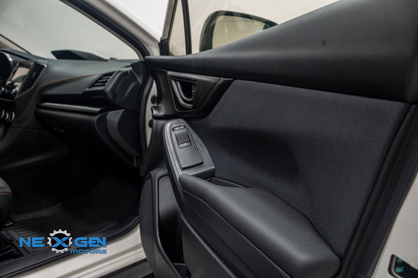 Used 2020 Subaru Crosstrek 2.0i Premium w/ Moonroof Package 2 AWD/4WD image 38