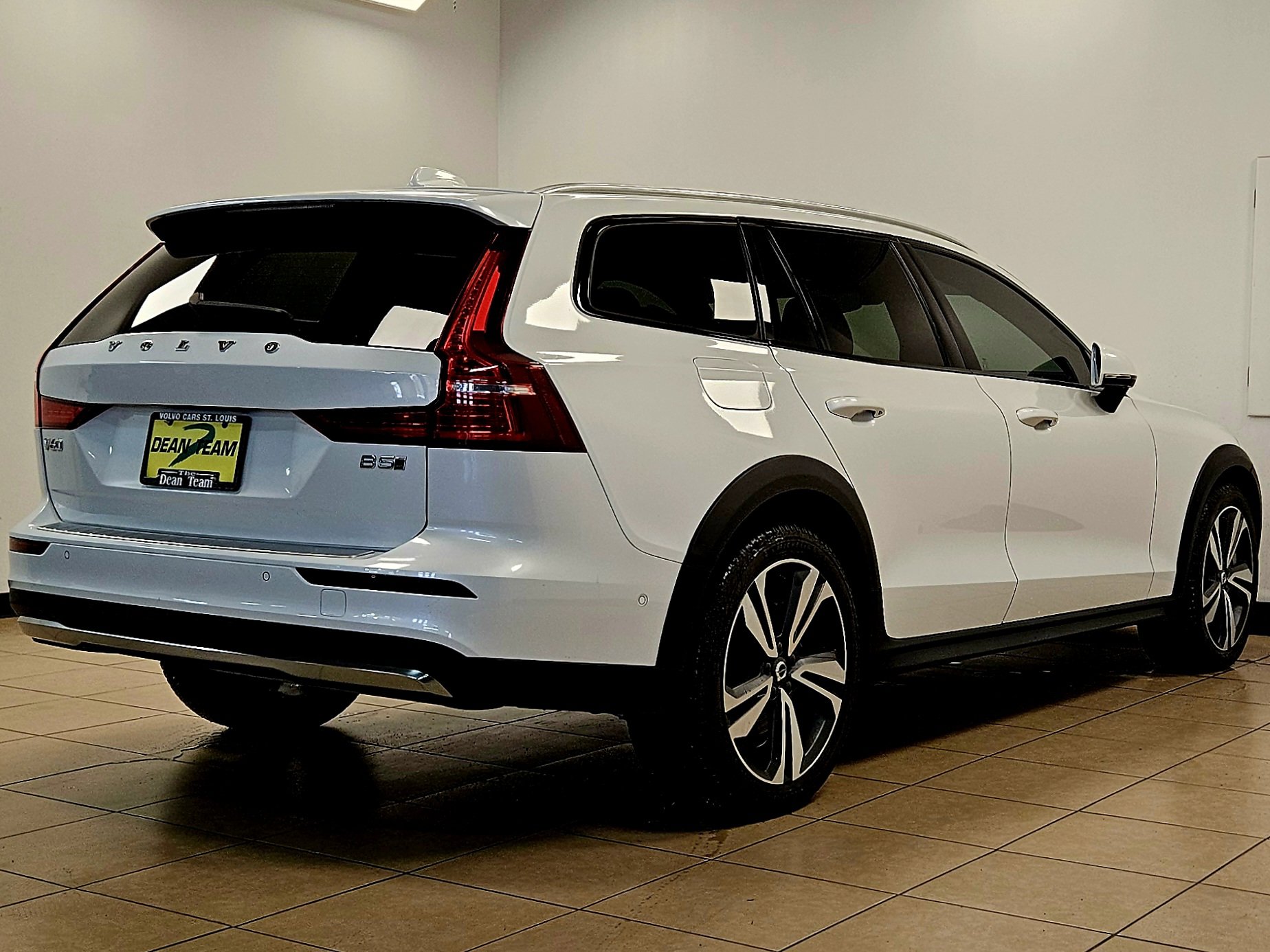Used 2023 Volvo V60 B5 Cross Country Plus w/ Protection Package Premier image 4