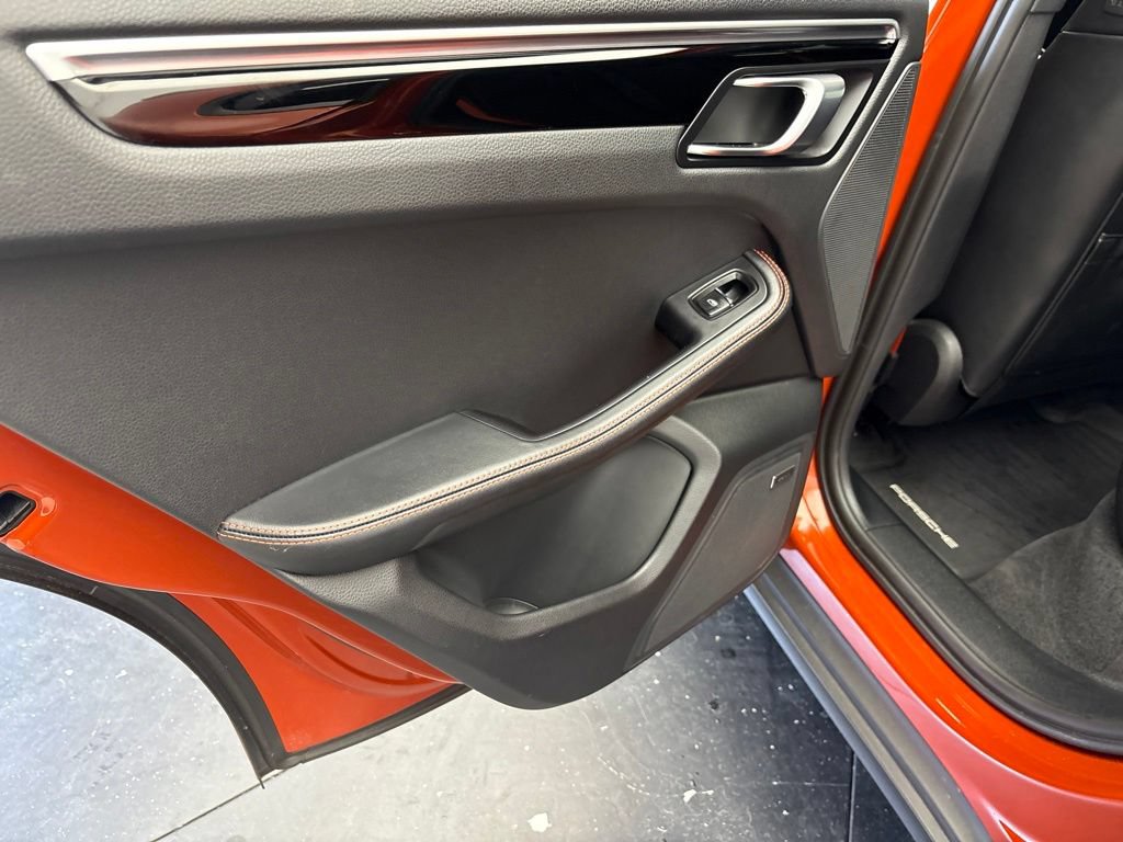 Certified 2024 Porsche Macan AWD/4WD image 18