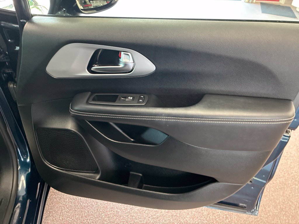 Certified 2025 Chrysler Pacifica Limited FWD image 51