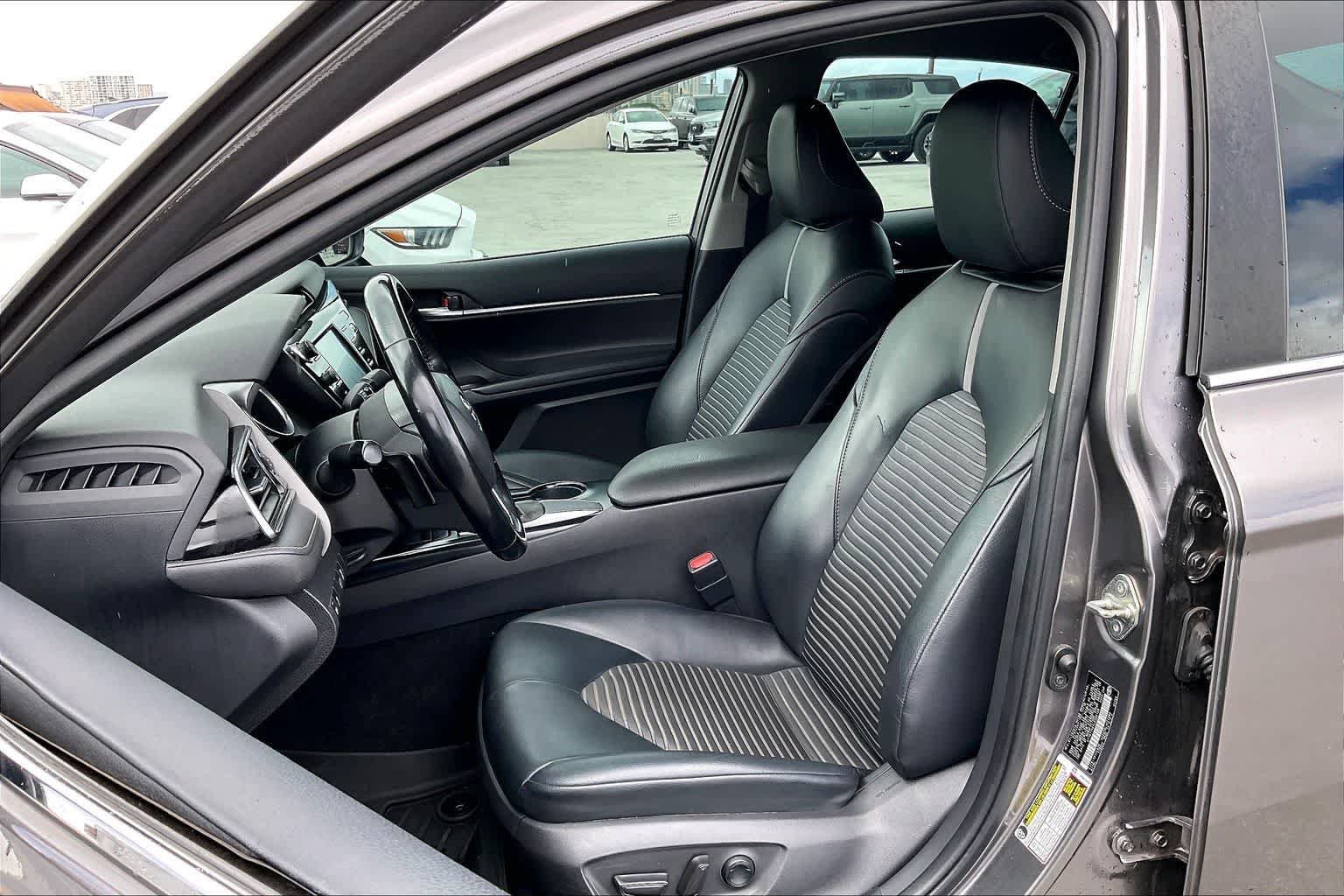 Used 2020 Toyota Camry SE FWD image 11