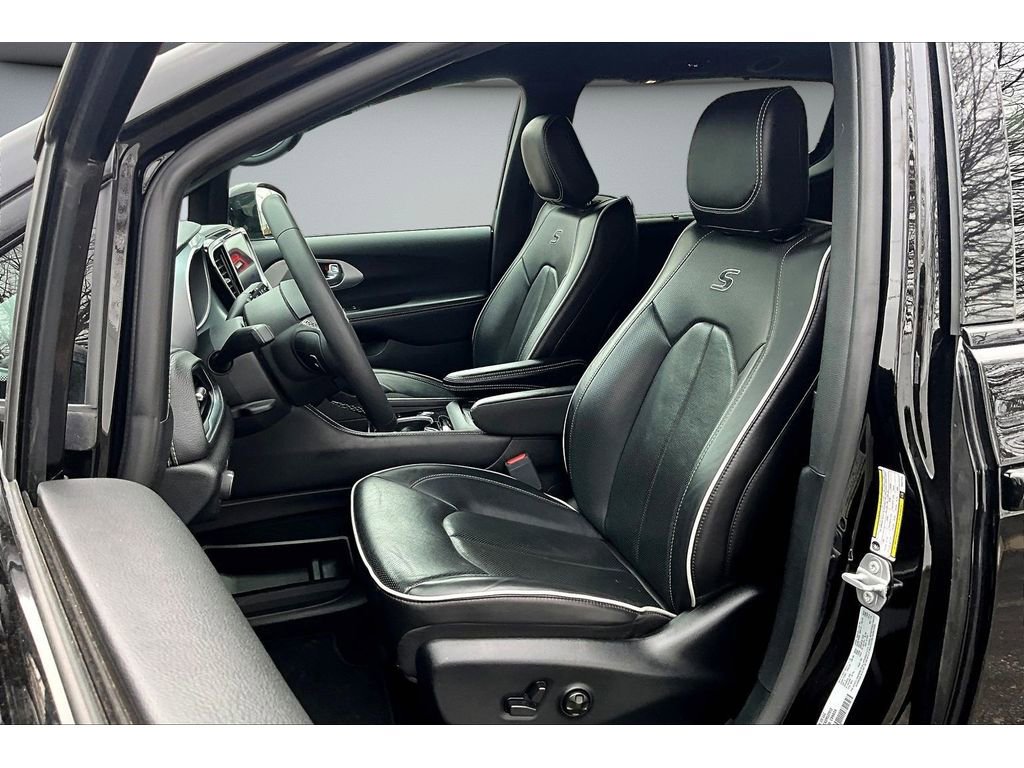 Used 2025 Chrysler Pacifica Limited image 22