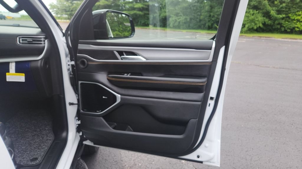 New 2026 Jeep Grand Wagoneer 4WD image 10