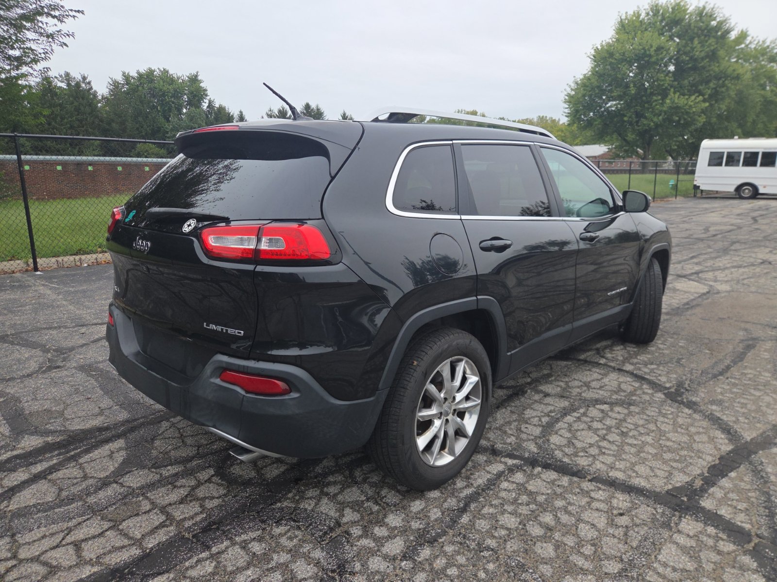 Used 2014 Jeep Cherokee Limited w/ Luxury Group AWD/4WD image 8