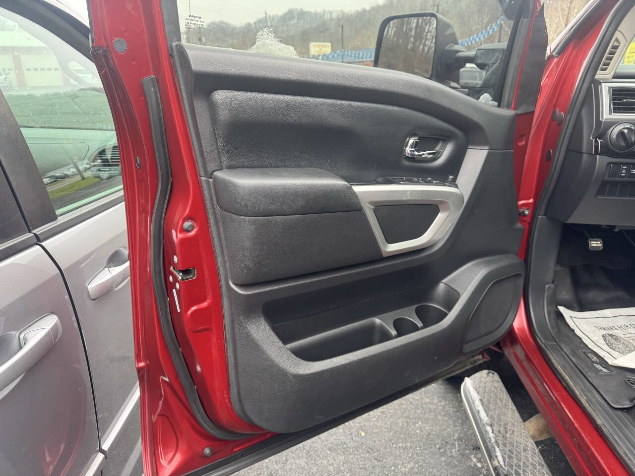 Used 2018 Nissan Titan SV w/ SV Convenience Package image 9