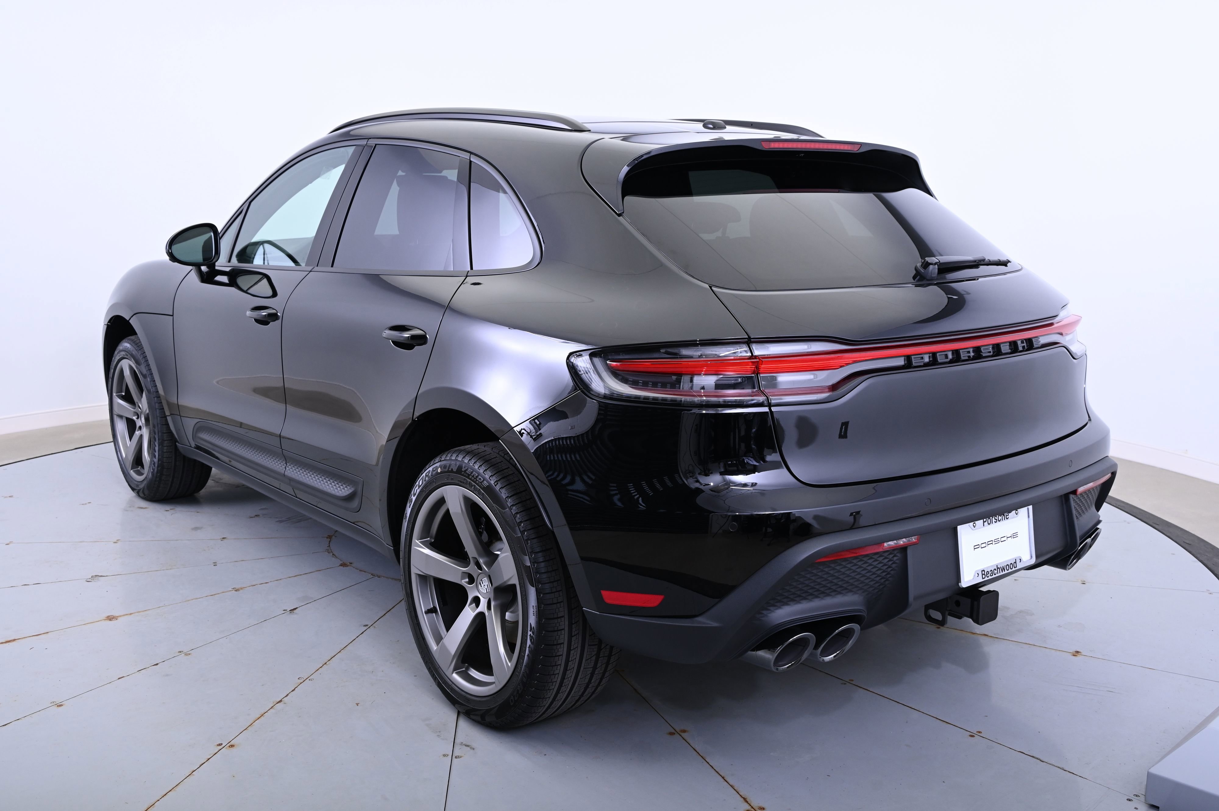 Certified 2025 Porsche Macan image 3