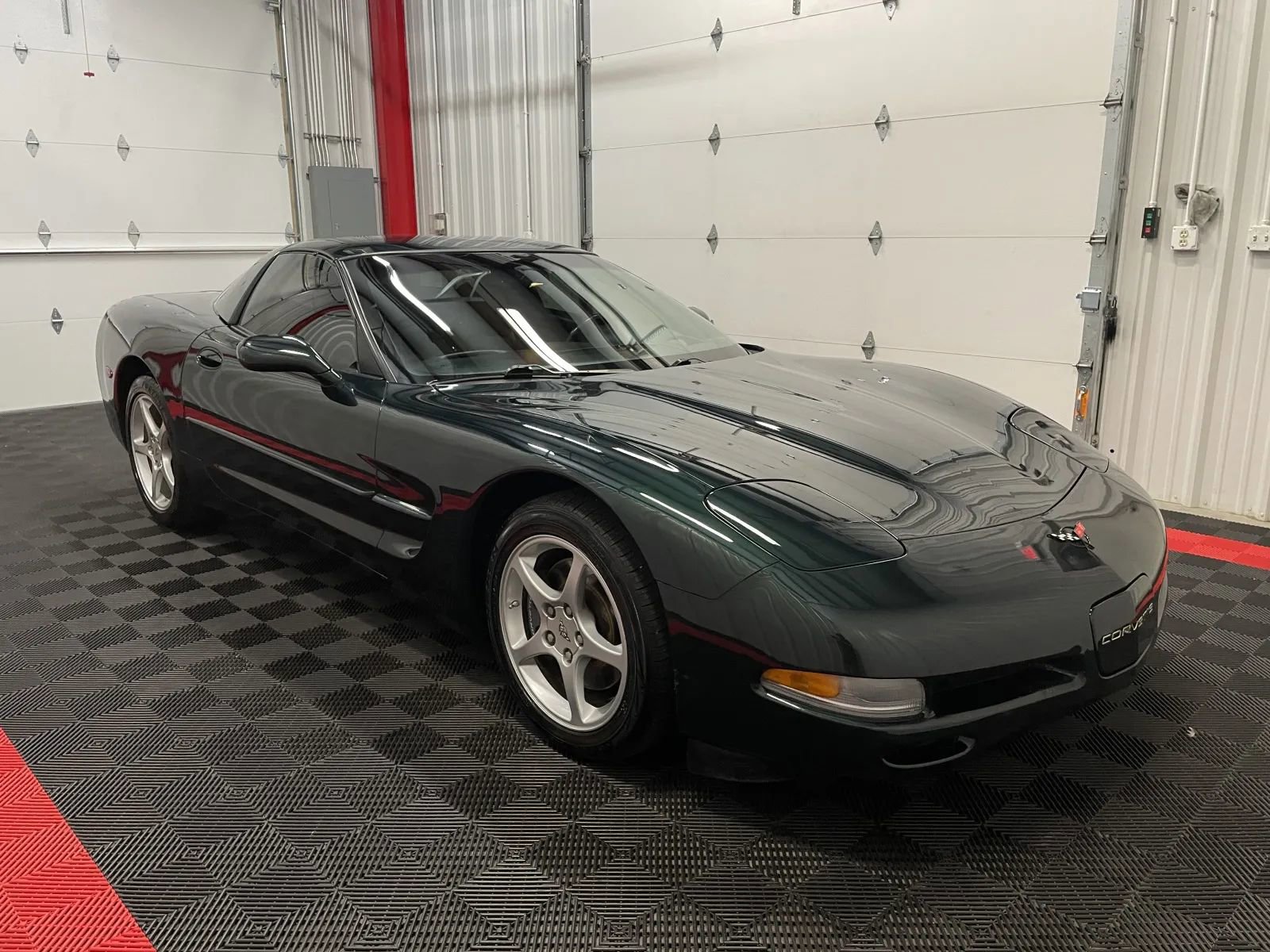 Used 2000 Chevrolet Corvette Coupe w/ Roof Pkg RWD image 9