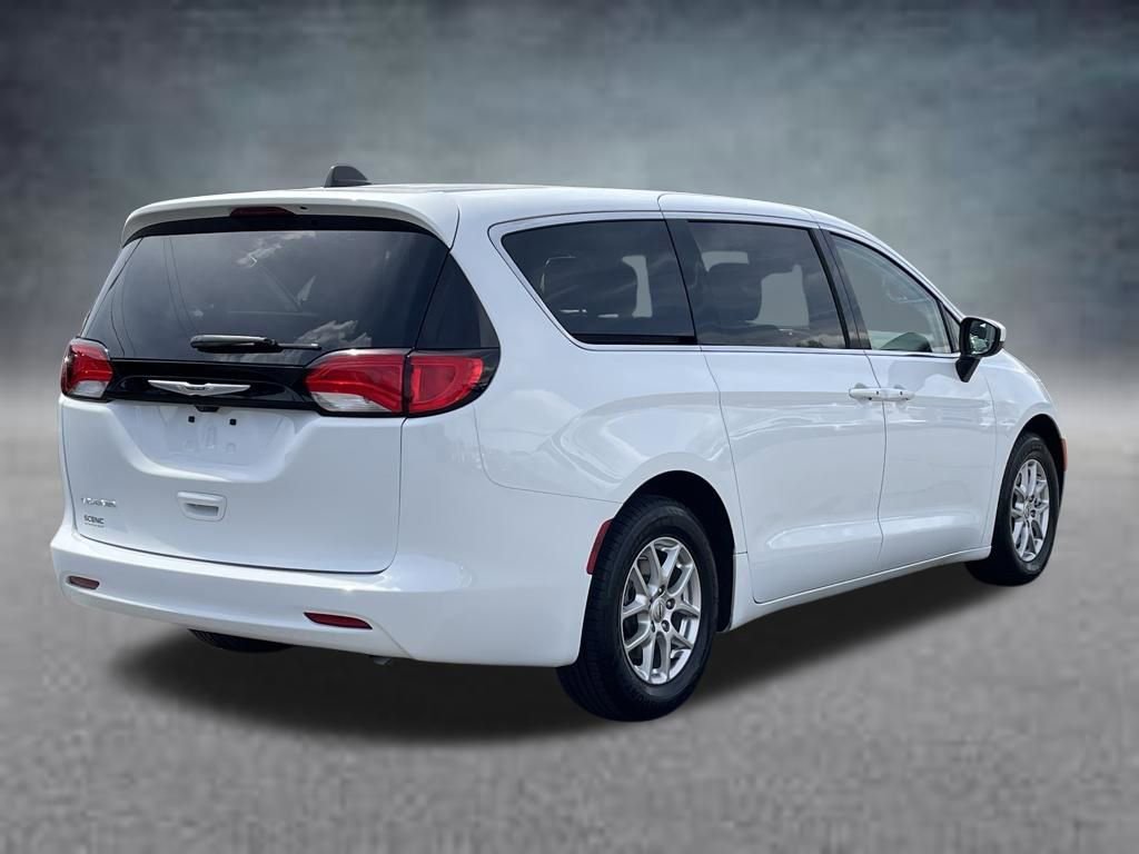 Used 2023 Chrysler Voyager LX image 3