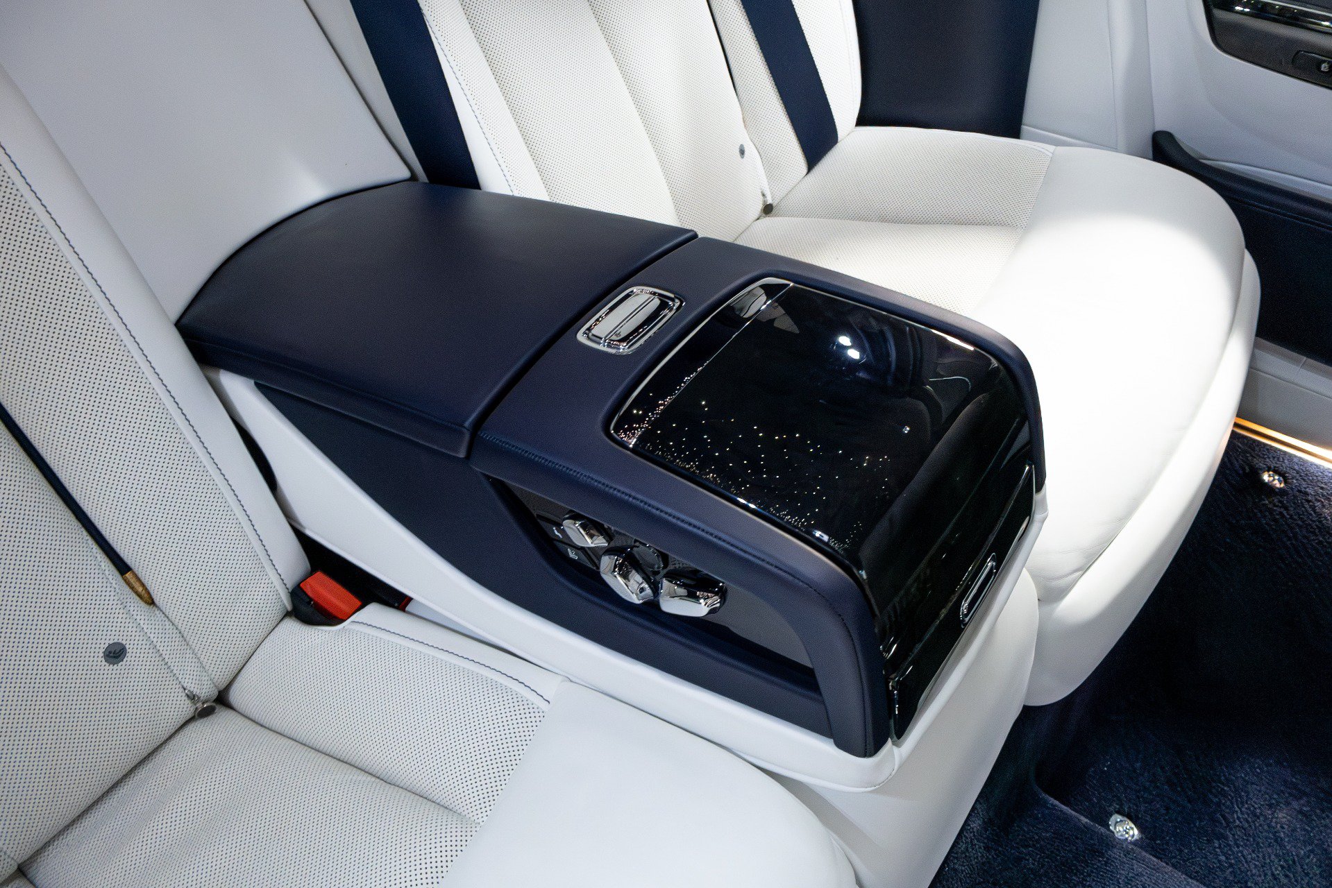 Used 2021 Rolls-Royce Phantom Sedan RWD image 35