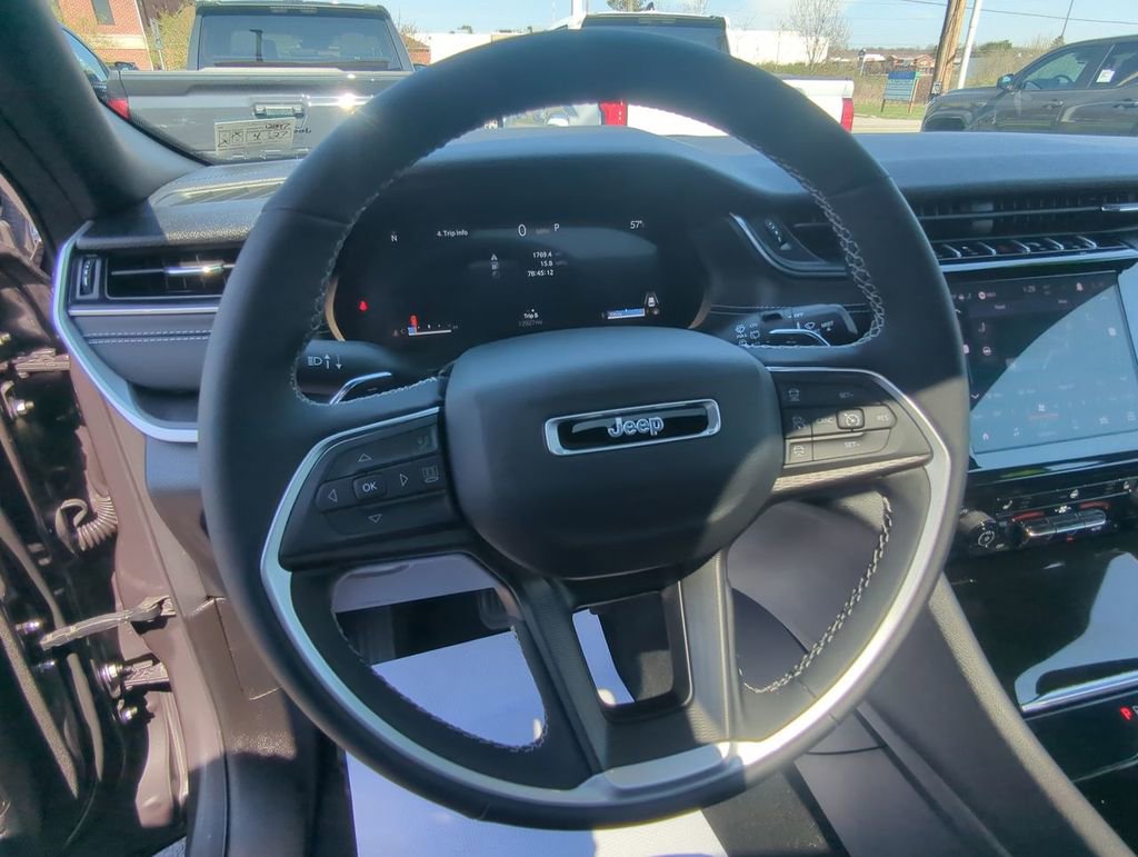 Used 2025 Jeep Grand Cherokee L Laredo AWD/4WD image 21