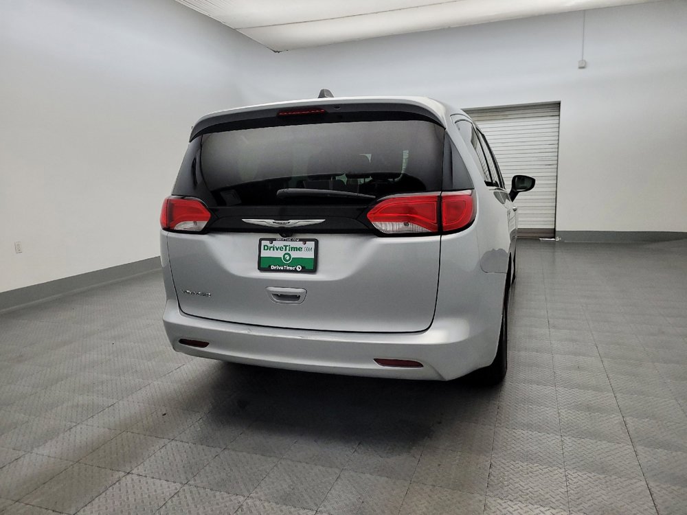 Used 2022 Chrysler Voyager LX FWD image 7
