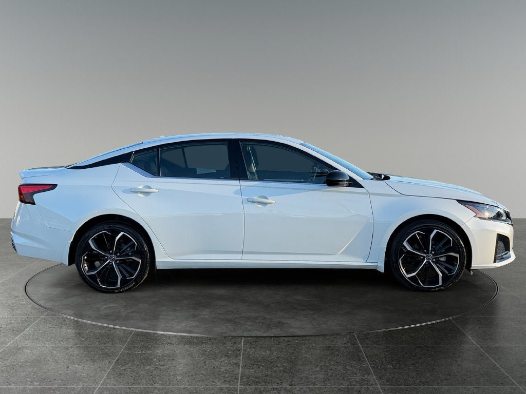 Used 2023 Nissan Altima 2.5 SR w/ SR Premium Package AWD/4WD image 11
