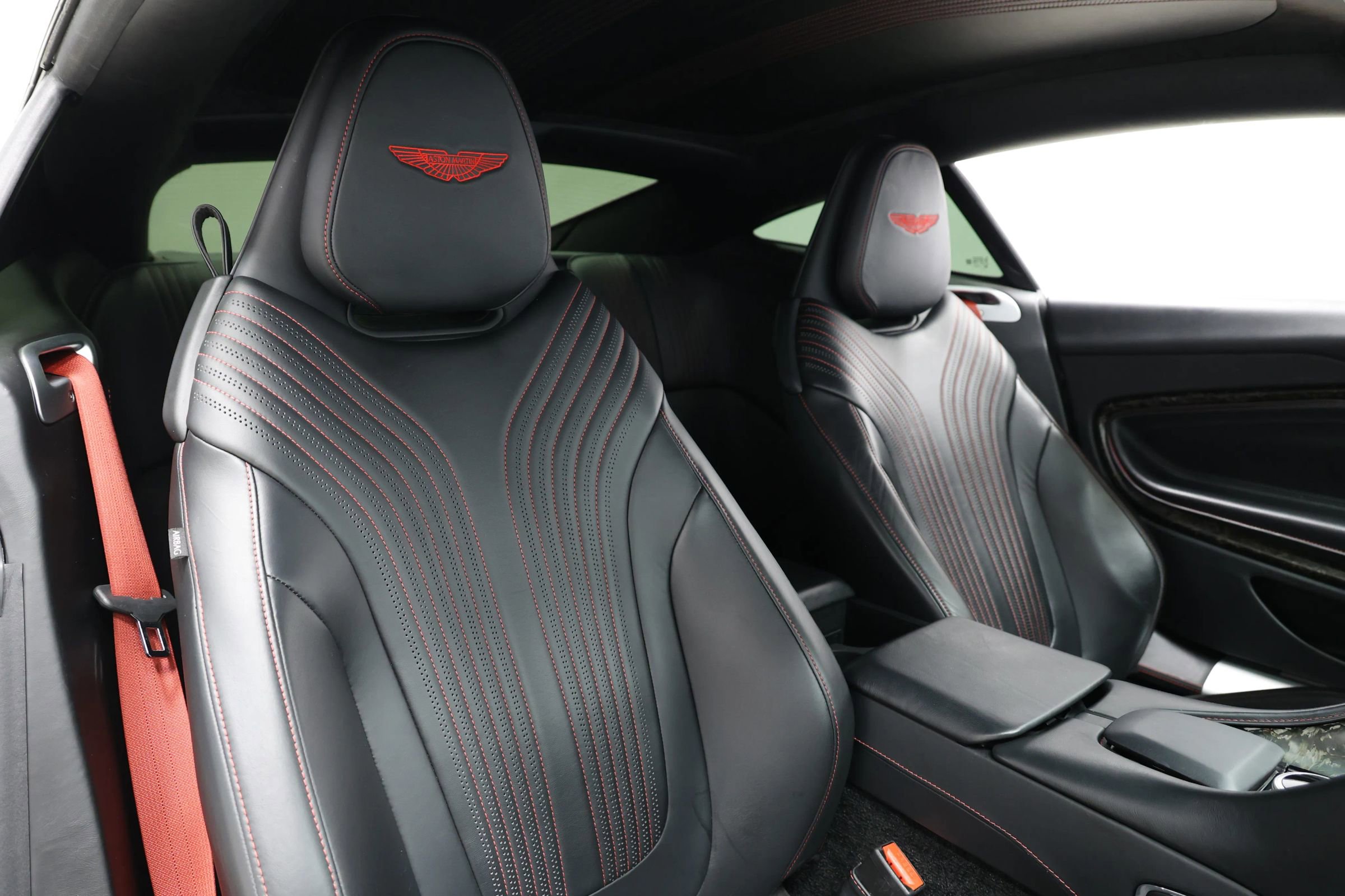 Used 2018 Aston Martin DB11 Coupe image 68