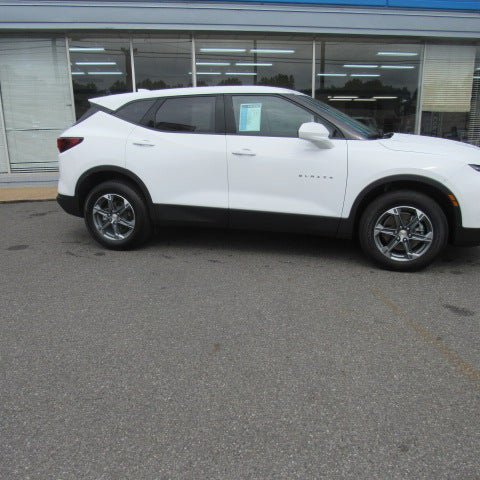 Used 2025 Chevrolet Blazer LT FWD image 2