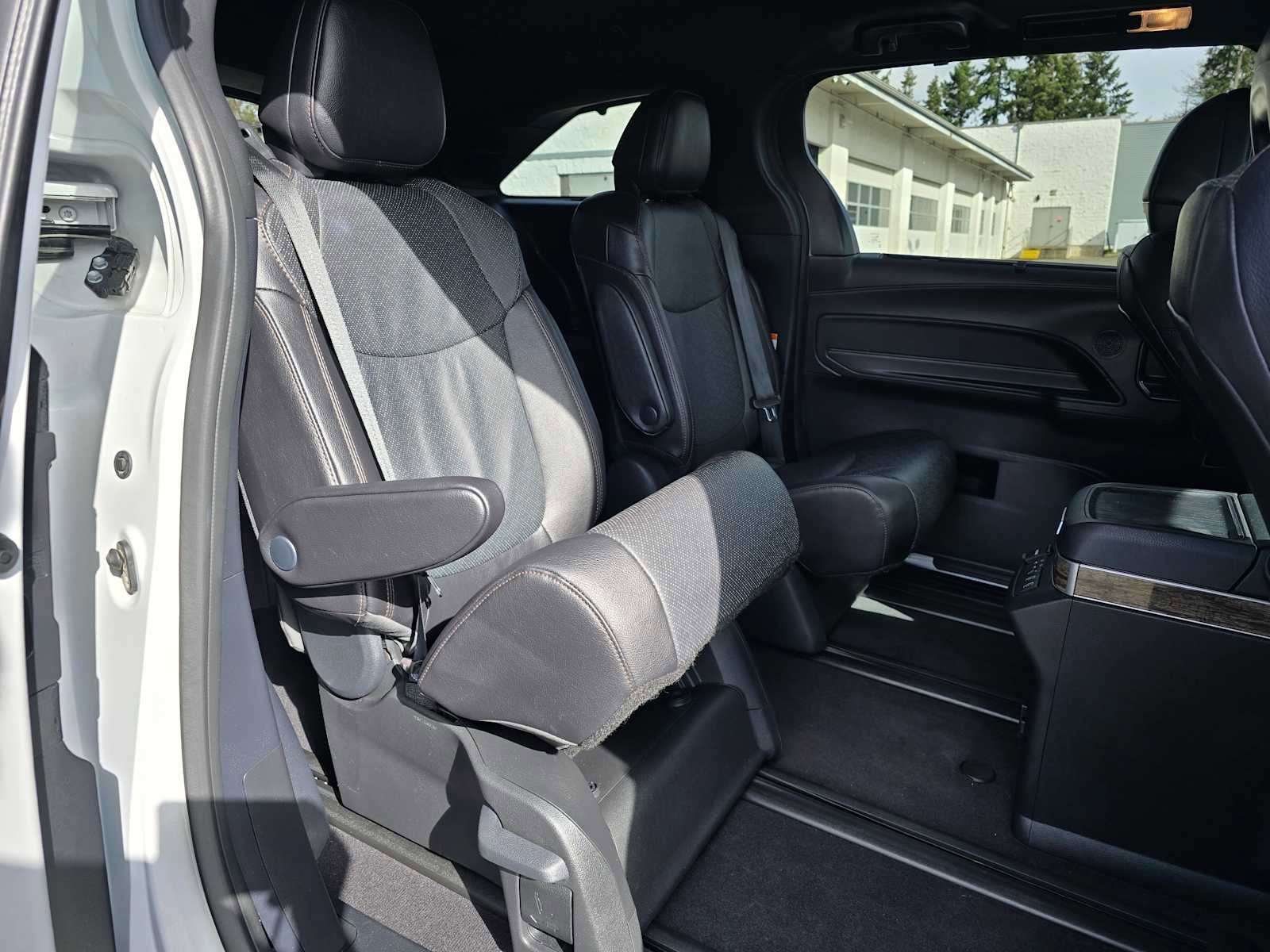 Used 2025 Toyota Sienna Platinum image 12