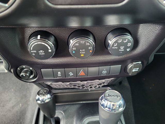 Used 2016 Jeep Wrangler Unlimited Sahara w/ Connectivity Group AWD/4WD image 21