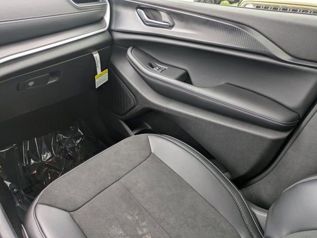 New 2025 Jeep Grand Cherokee Altitude image 15