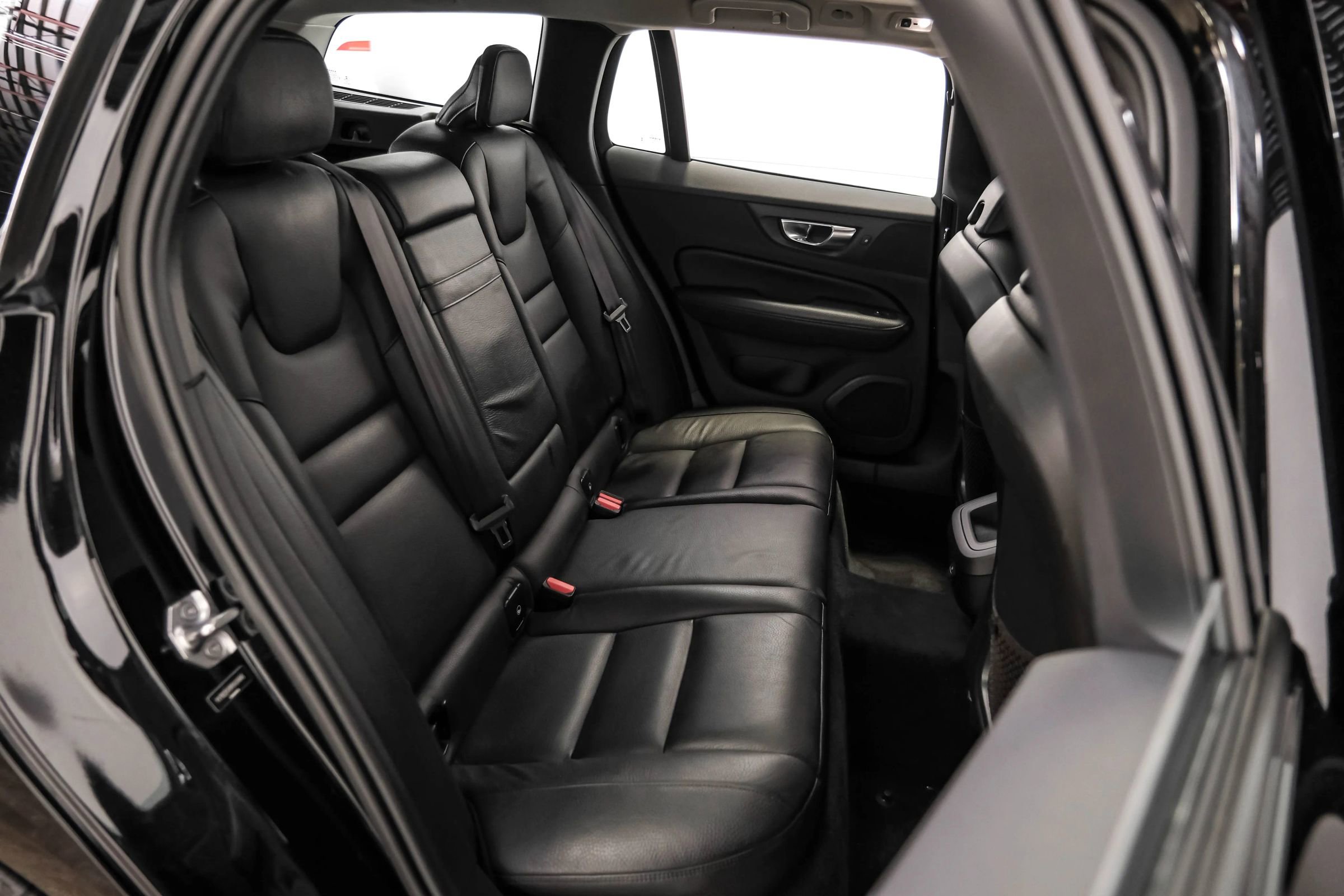 Used 2021 Volvo V60 T5 Momentum w/ Climate Package image 39