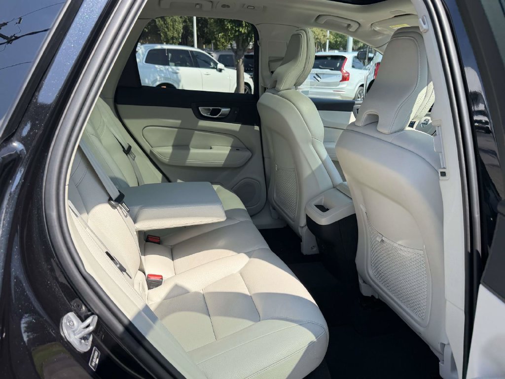 Used 2024 Volvo XC60 B5 Plus AWD/4WD image 13