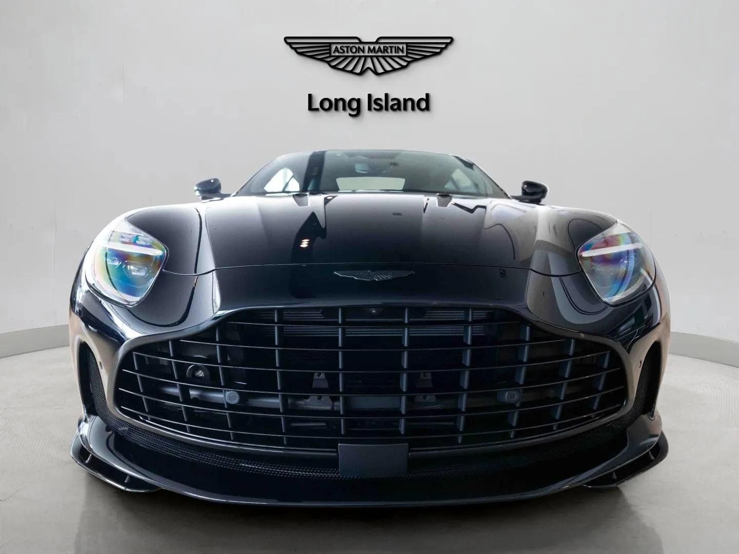 Used 2025 Aston Martin DB12 Coupe RWD image 2