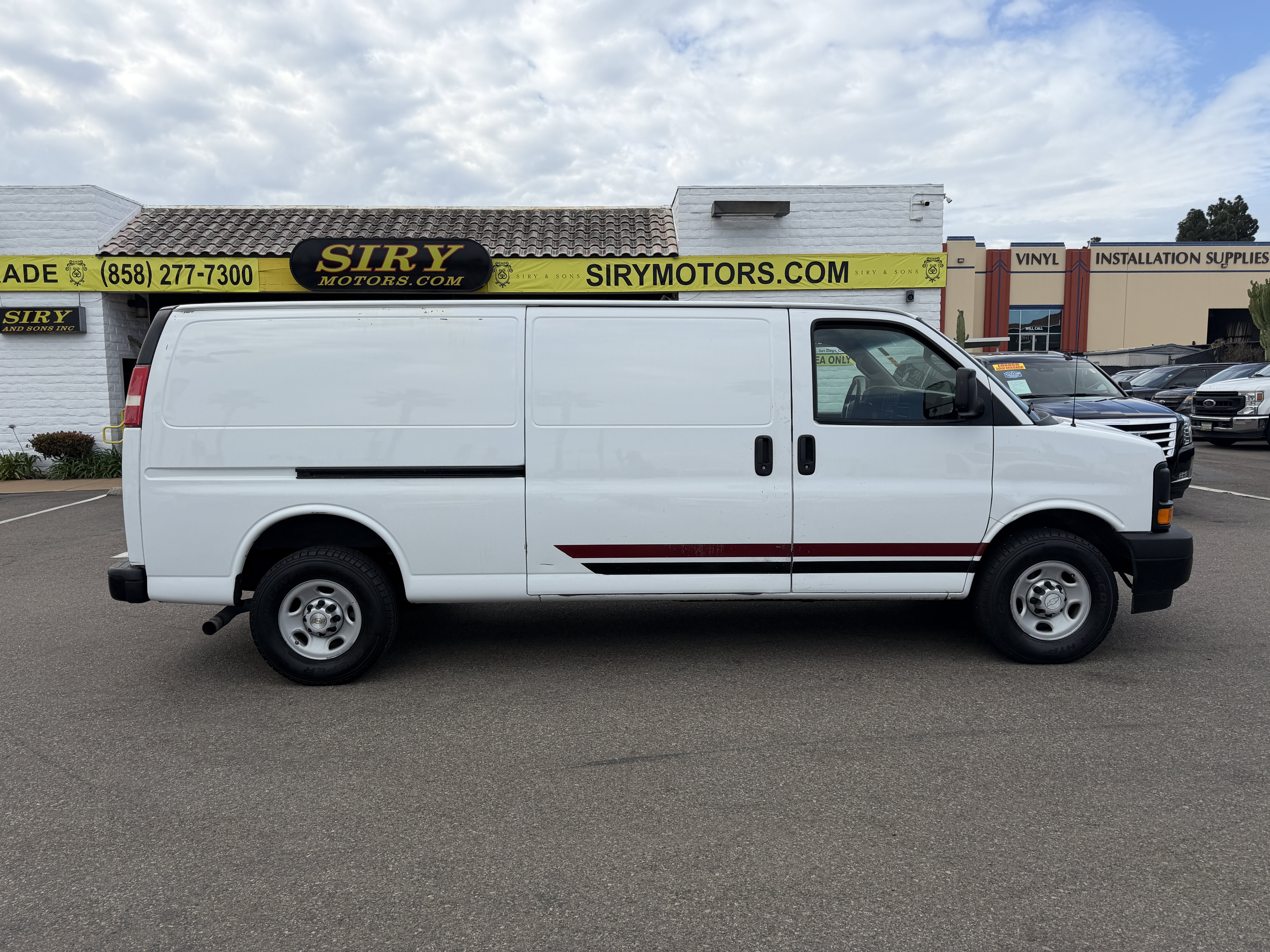 Used 2017 Chevrolet Express 3500 Extended RWD image 2