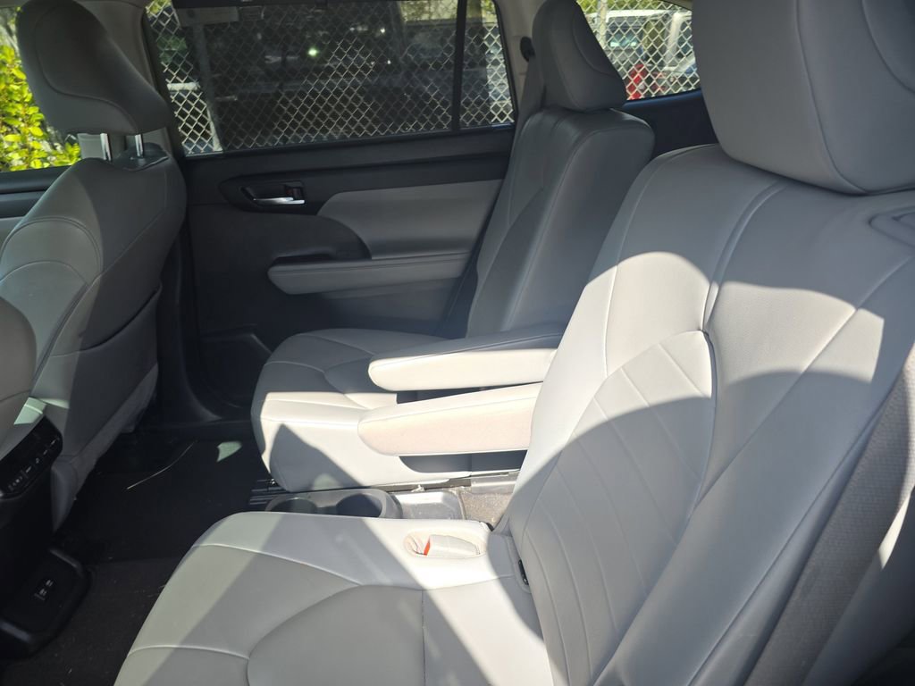 Used 2020 Toyota Highlander XLE image 12