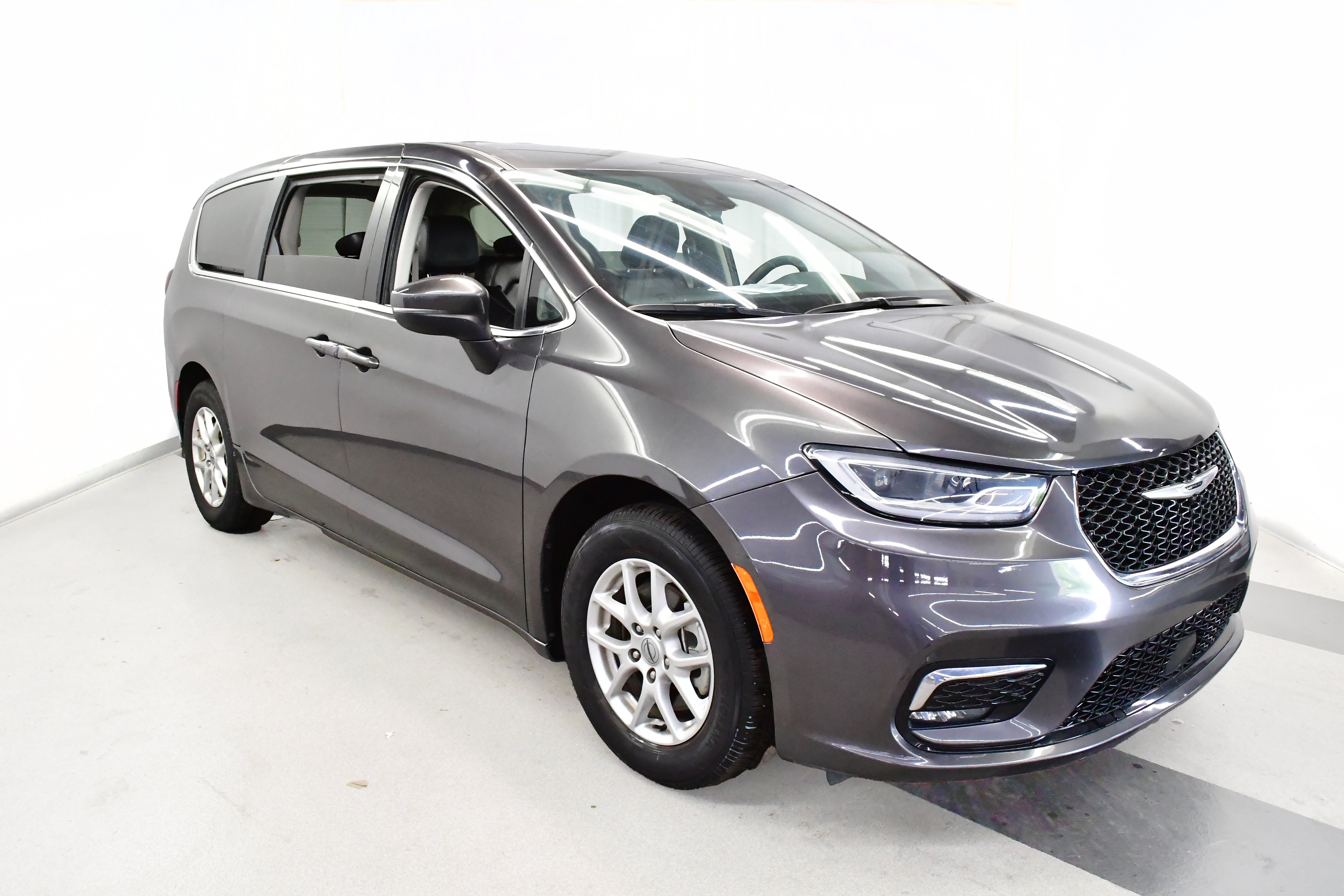 Used 2023 Chrysler Pacifica Touring-L FWD image 2