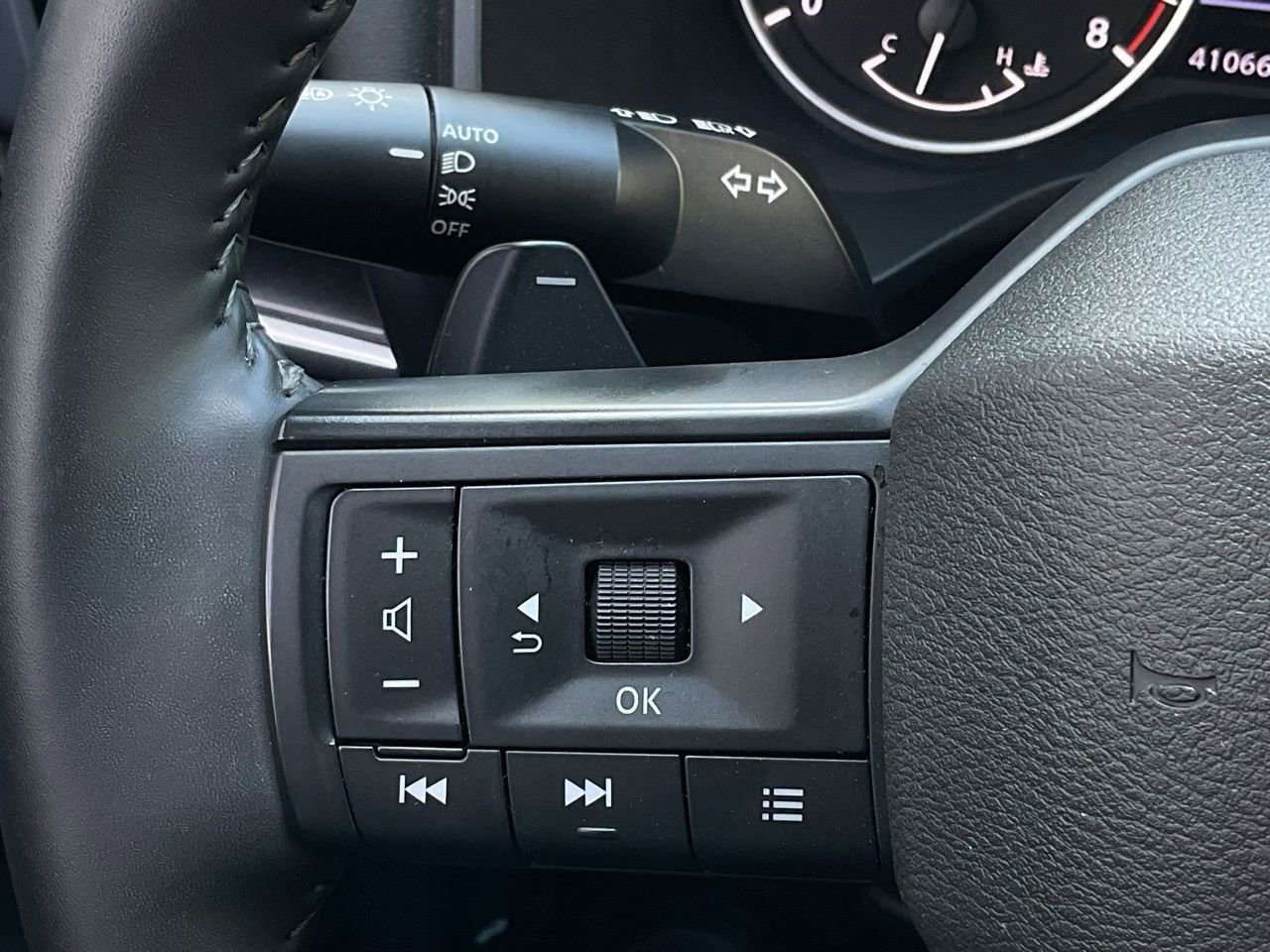 Used 2025 Nissan Rogue SV image 25