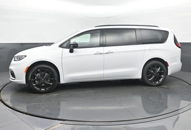 New 2026 Chrysler Pacifica Limited w/ Uconnect Theater Family Group AWD/4WD image 2