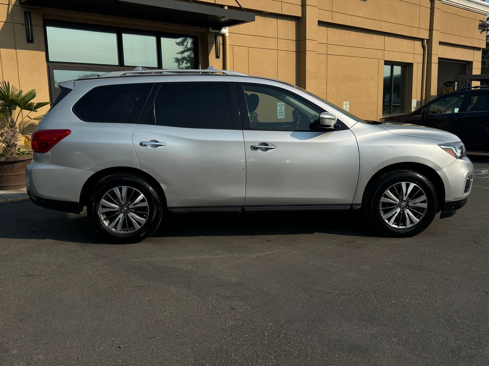 Used 2017 Nissan Pathfinder SV FWD image 8
