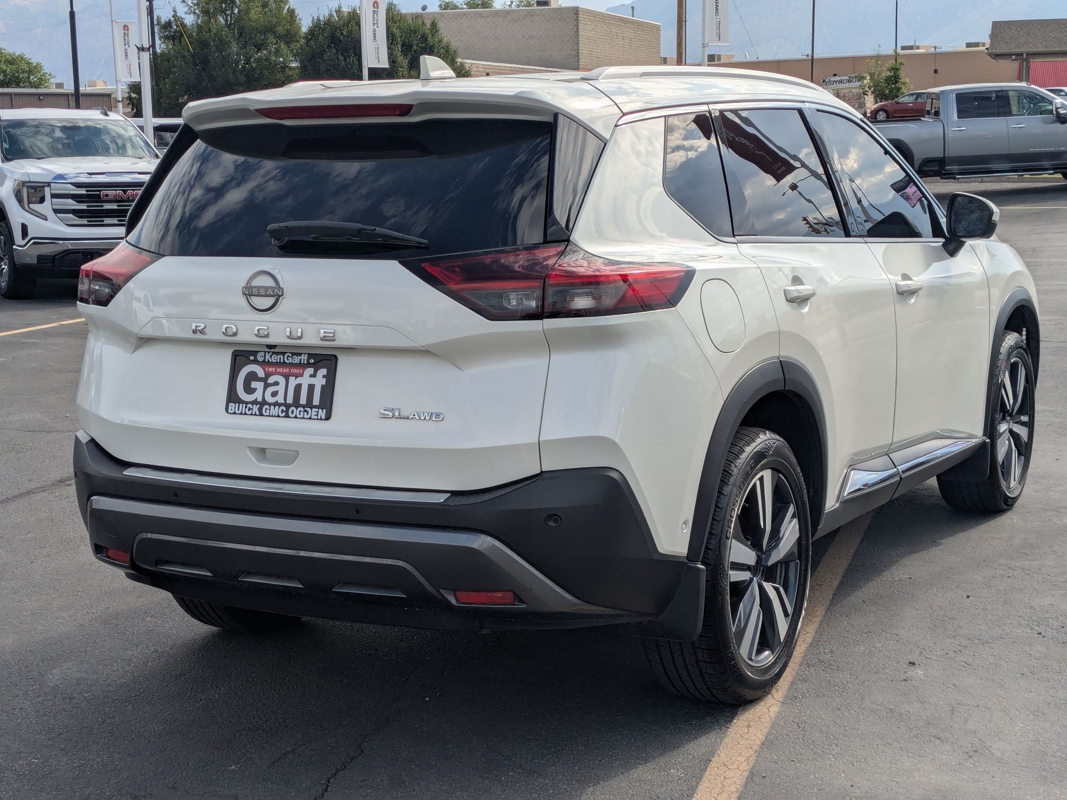 Used 2023 Nissan Rogue SL w/ SL Premium Package AWD/4WD image 3