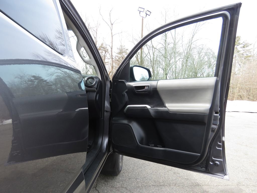 Used 2019 Toyota Tacoma SR5 AWD/4WD image 12