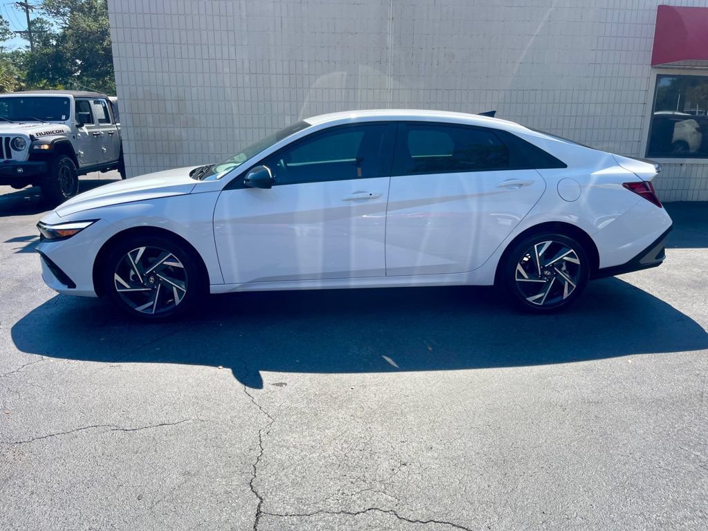 Used 2025 Hyundai Elantra Sport FWD image 2
