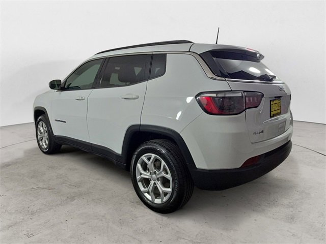 Used 2024 Jeep Compass Latitude image 3